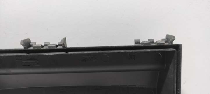 Opel Astra (2009 - 2012)  13403357 Крышка ящика предохранителей