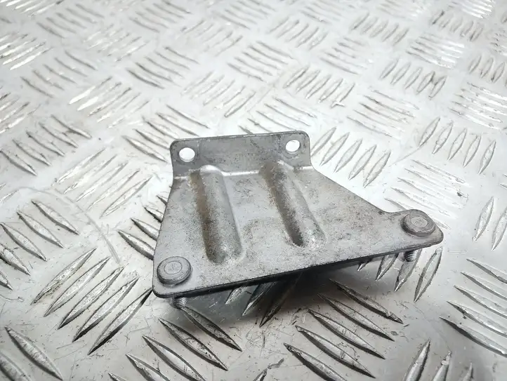 BMW 1 E81 E87 (2004 - 2011)   Другая деталь отсека двигателя