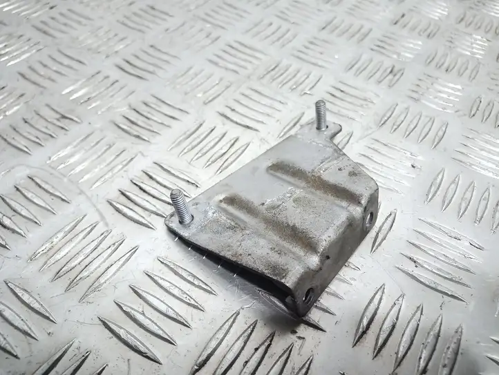 BMW 1 E81 E87 (2004 - 2011)   Другая деталь отсека двигателя