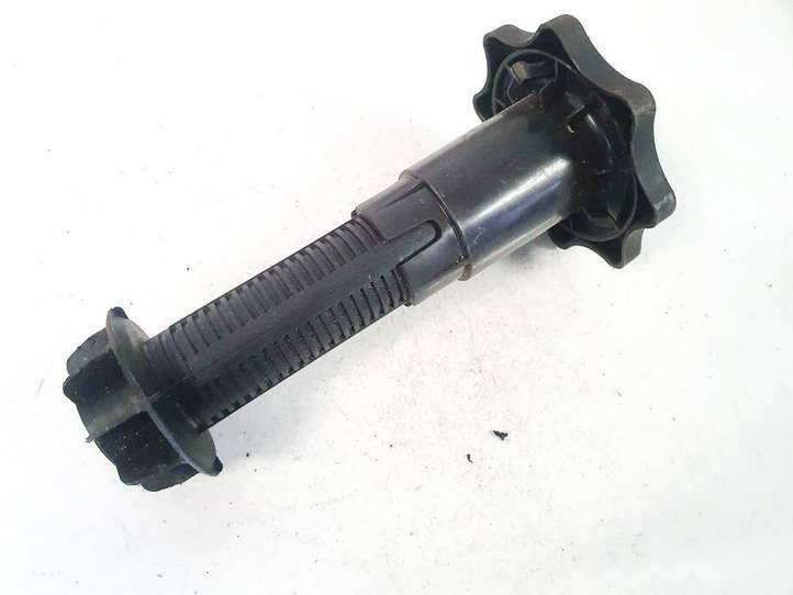 Audi A4 (2000 - 2006)  80766 Крепежный винт (запасное колесо)