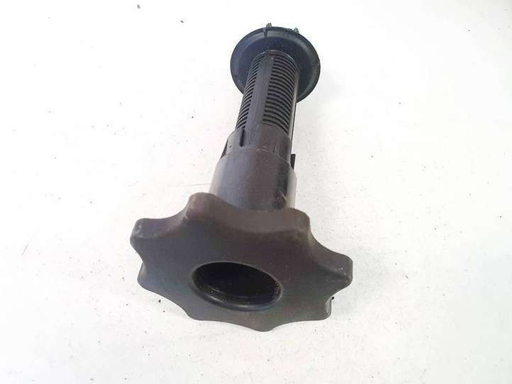 Audi A4 (2000 - 2006)  80766 Крепежный винт (запасное колесо)