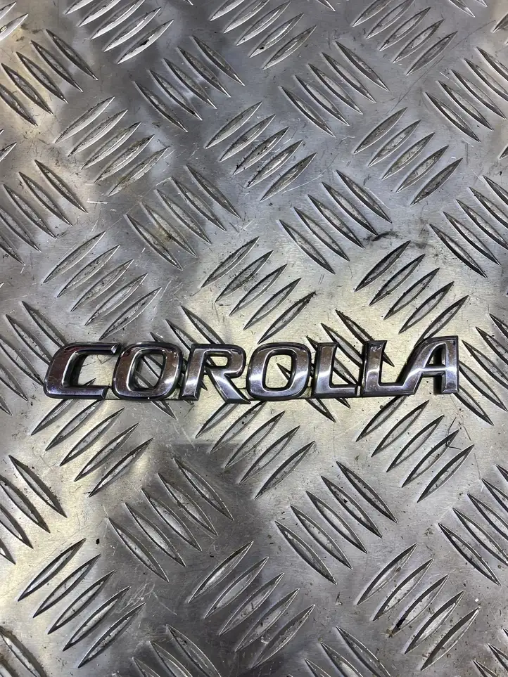 Toyota Corolla E120 E130 (2004 - 2007) Эмблема производителя — фото 1