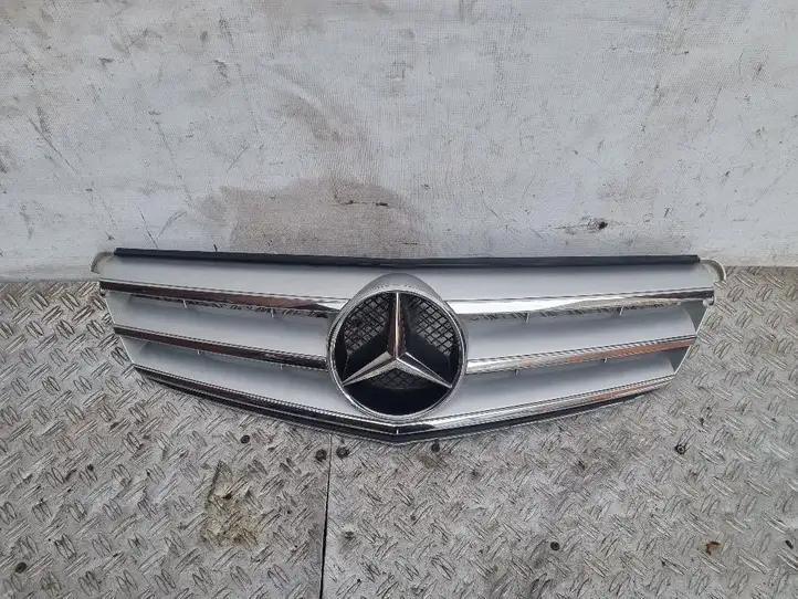 Mercedes-Benz C W204 (2007 - 2014) A2048800023 Верхняя решетка радиатора — фото 1