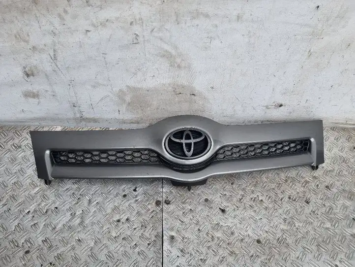 Toyota Corolla Verso AR10 (2004 - 2009) 531110F010 Верхняя решетка радиатора — фото 1