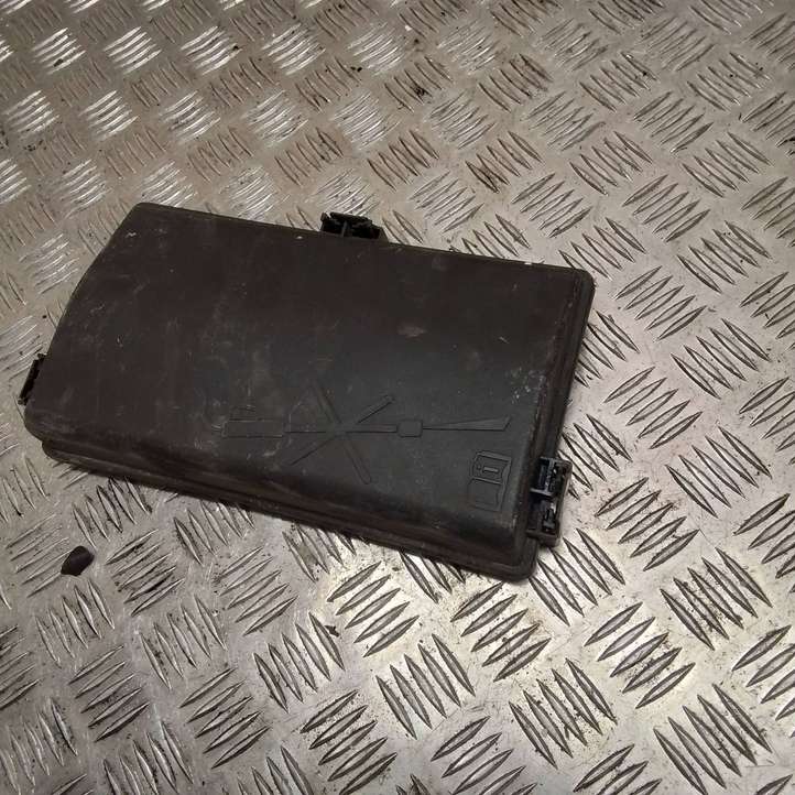 Chevrolet Cruze (2009 - 2012)  24434996 Крышка ящика предохранителей