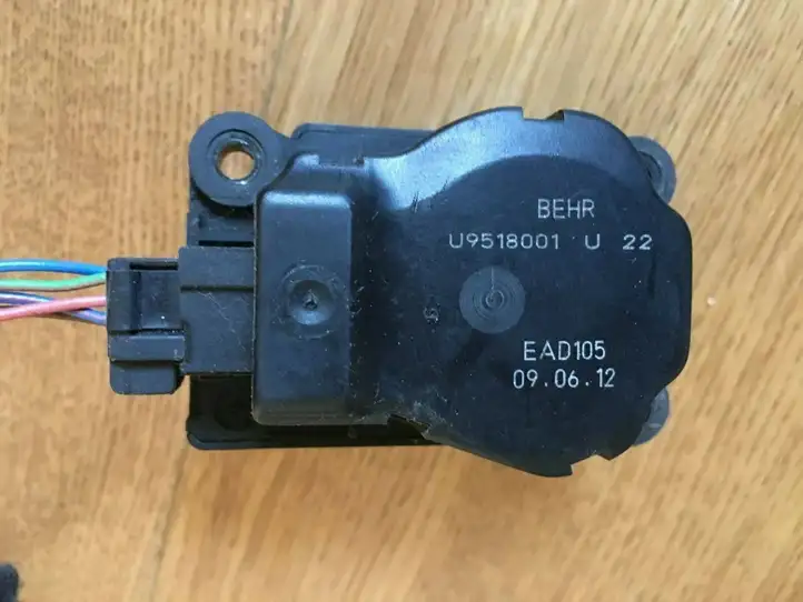 Opel Astra J (2009 - 2012) U9518001 Двигатель задвижки потока воздуха — фото 1