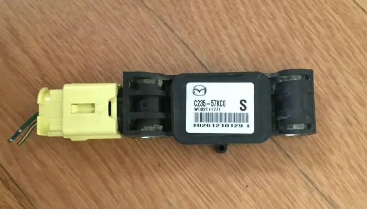 Mazda 5 (2005 - 2010) C23557KC0 Датчик удара SRS — фото 3