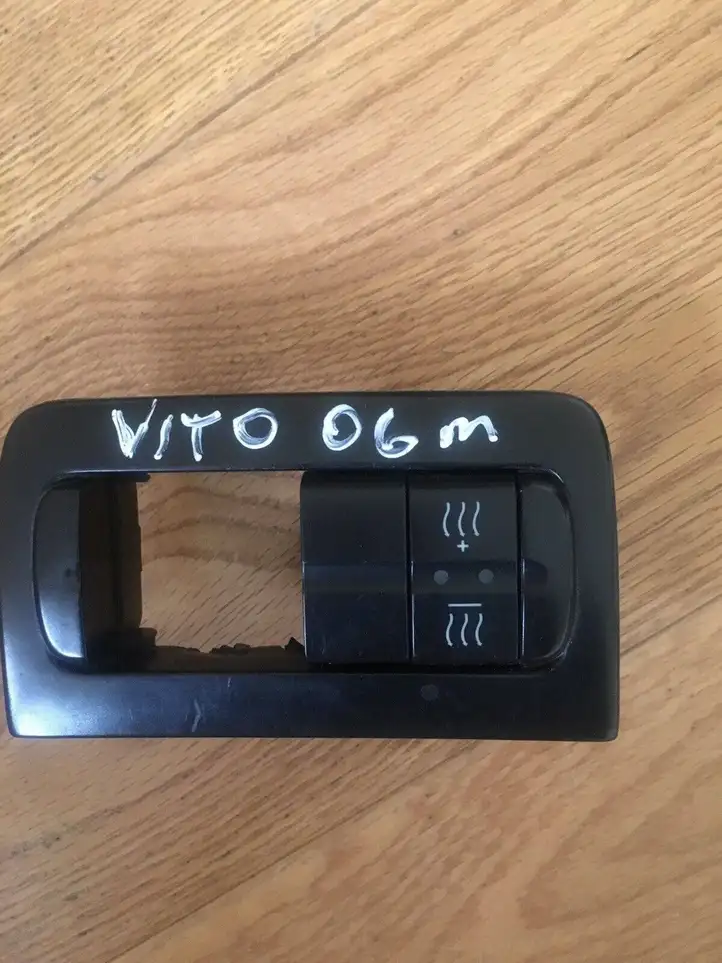 Mercedes-Benz Vito Viano W639 (2003 - 2010) A6396890939 Кнопка обогрева стекла — фото 1