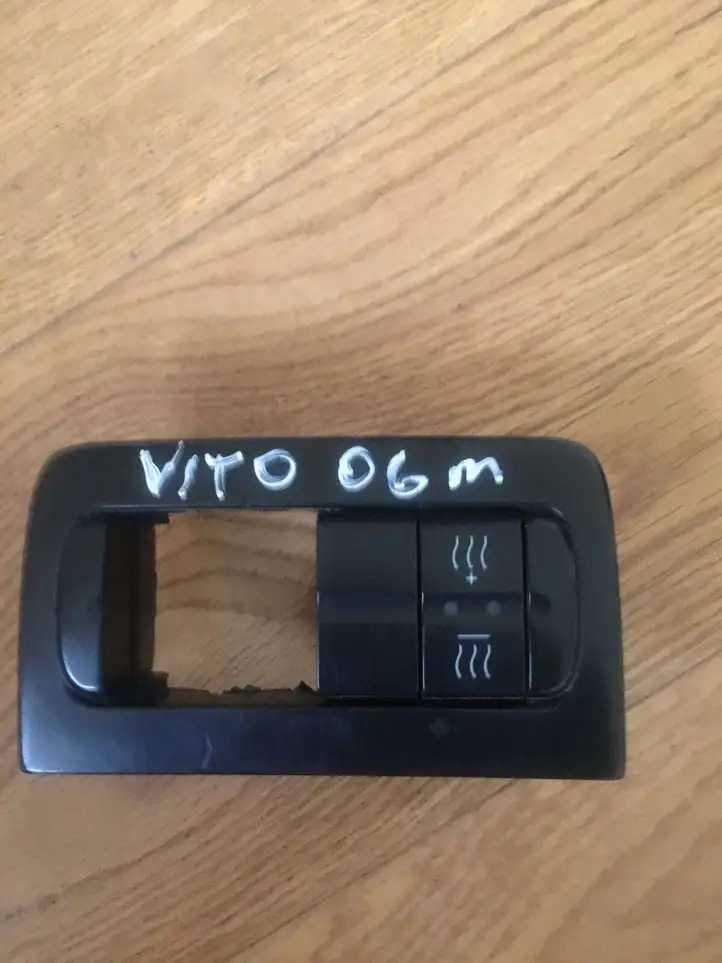 Mercedes-Benz Vito Viano W639 (2003 - 2010) A6396890939 Кнопка обогрева стекла — фото 3