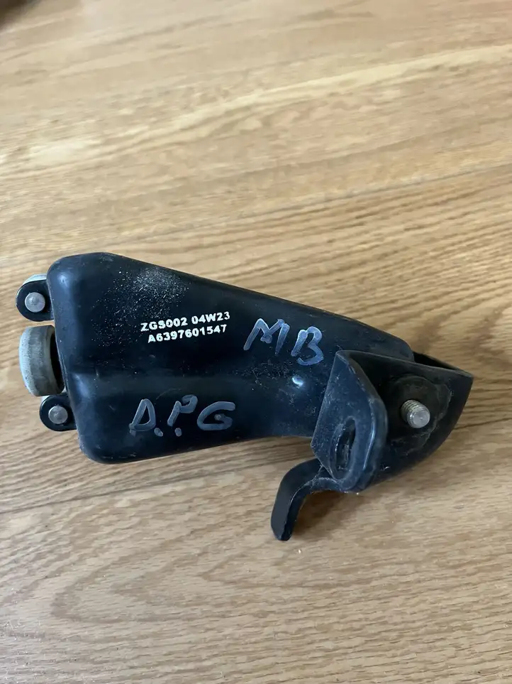 Mercedes-Benz Vito Viano W639 (2003 - 2010) A6397601547 Нижняя направляющая раздвижной двери — фото 1
