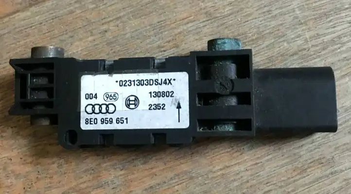 Audi A4 S4 B6 8E 8H (2000 - 2006) 8E0959651 Датчик удара SRS — фото 1
