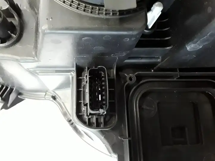 Renault Megane III (2009 - 2016) Передняя фара — фото 4