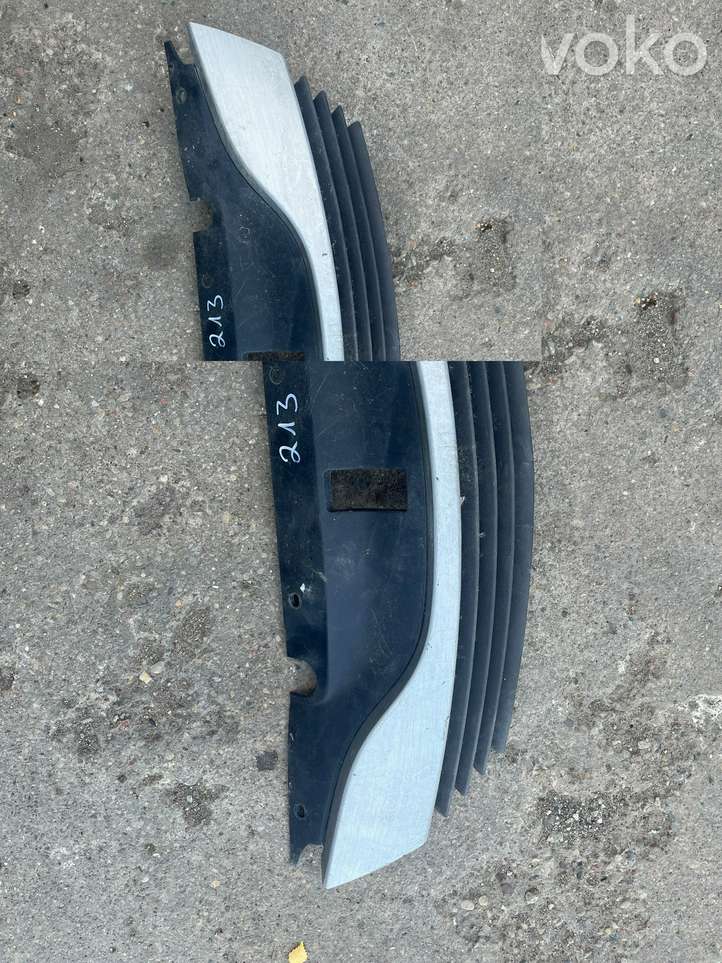 Renault Laguna (2001 - 2005)  82000390126 Передняя решётка