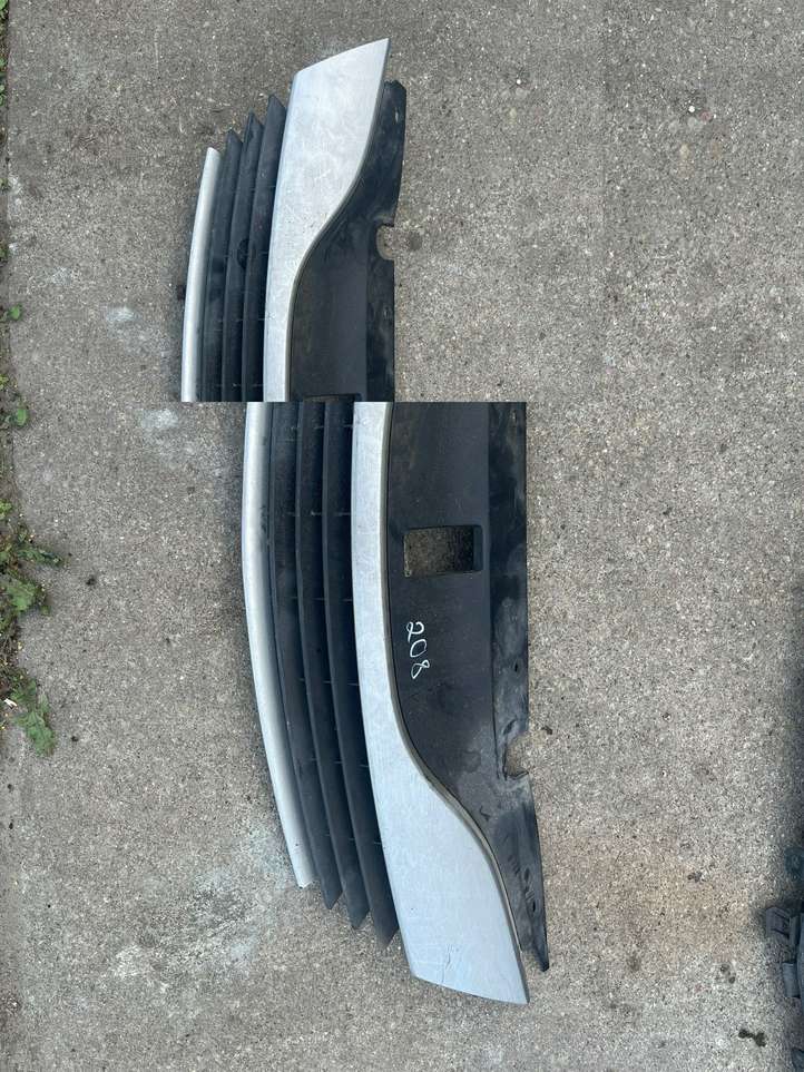 Renault Laguna (2001 - 2005)  8200012581 Передняя решётка