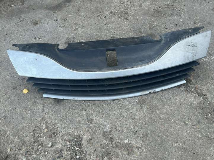 Renault Laguna (2001 - 2005)  8200012581 Передняя решётка