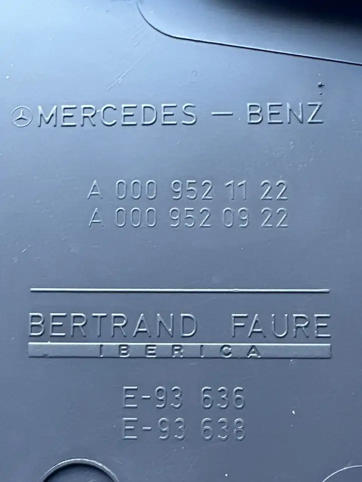 Mercedes-Benz C W203 (2000 - 2007) A0009520922 Обшивка сидений — фото 2