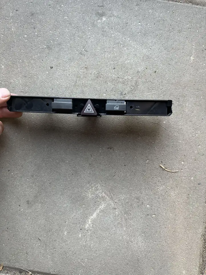 Opel Astra H (2004 - 2009) 03758075 Включатель аварийных фонарей — фото 1