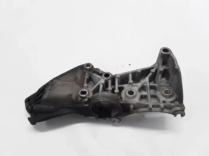 Renault Megane III (2009 - 2016) 8200669495 Кронштейн генератора — фото 3