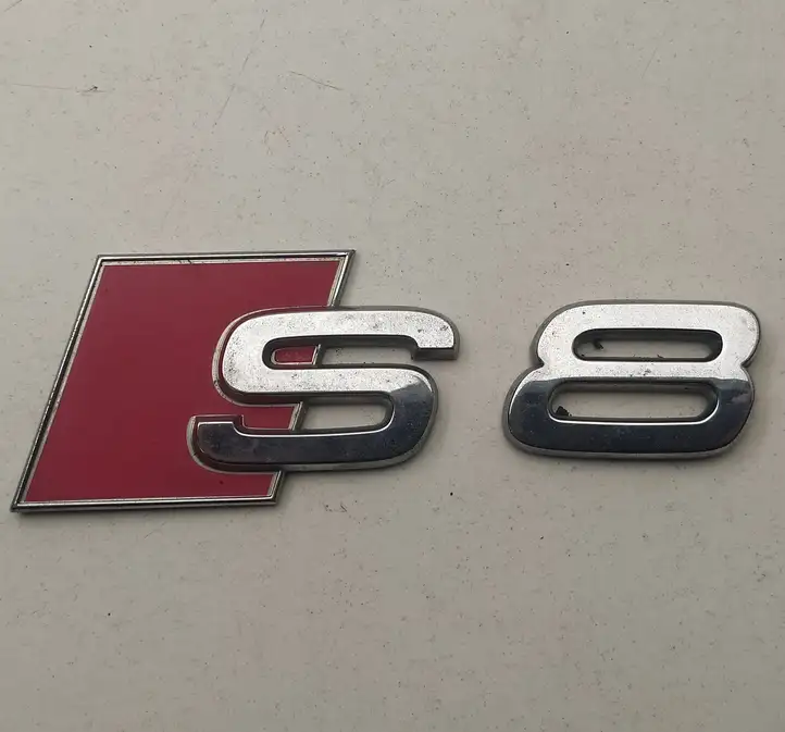Audi A8 S8 D2 4D (1999 - 2002) Эмблема производителя — фото 1