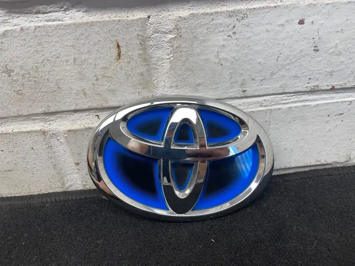 Toyota Prius (XW30) (2009 - 2015) 9097502172 Эмблема производителя — фото 1