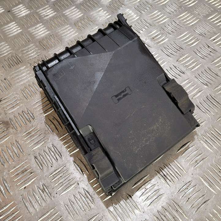 Volkswagen PASSAT B6 (2005 - 2010)  1K0937132F Крышка ящика предохранителей
