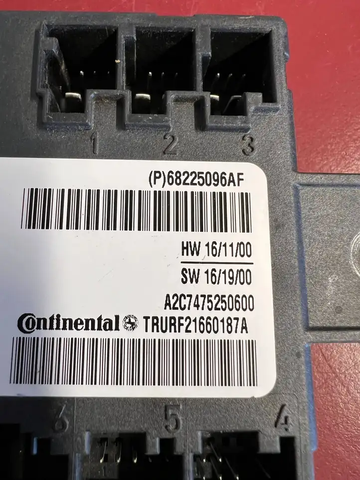 Chrysler Pacifica (2016 - ) 68225096AF Блок управления раздвижными дверями (ECU) — фото 3