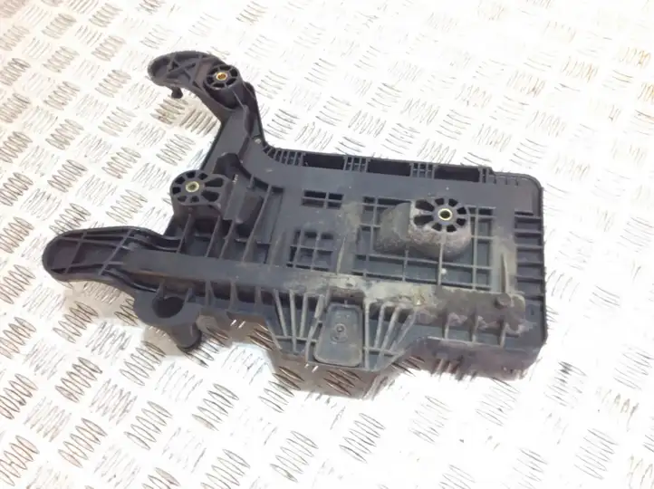 Volkswagen Golf V (2003 - 2009) 1K0915333C Площадка аккумулятора — фото 2