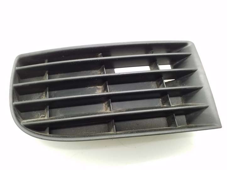 1K0853665 Volkswagen Golf V Priešrūkinio žibinto apdaila/ grotelės