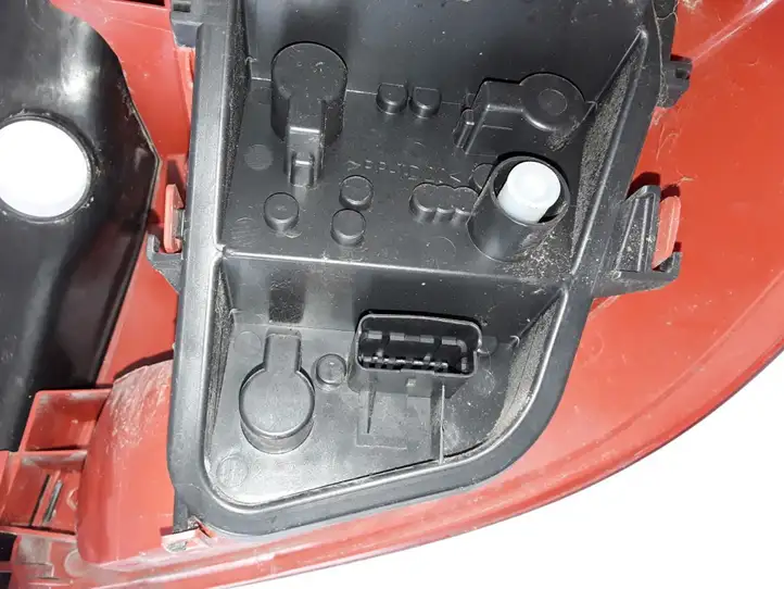 Renault Clio III (2005 - 2012) 8200459962R Задний фонарь в кузове — фото 2