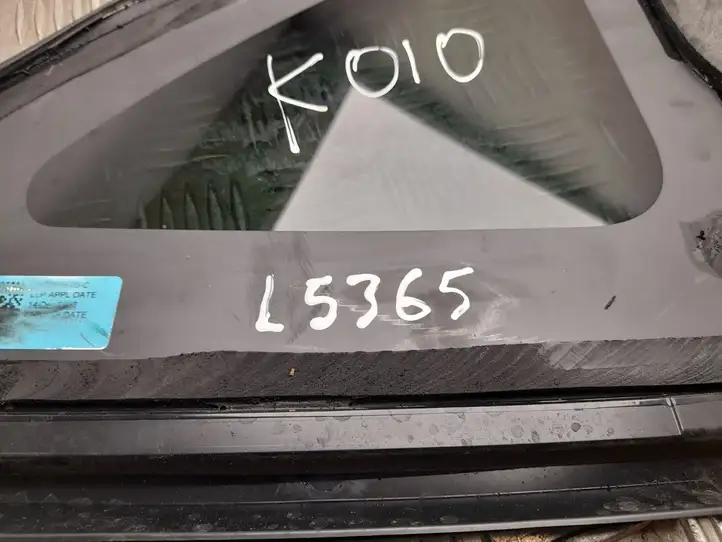 Tesla Model Y (2019 - 2024) 160080900C Рамка дверного стекла задней двери — фото 2