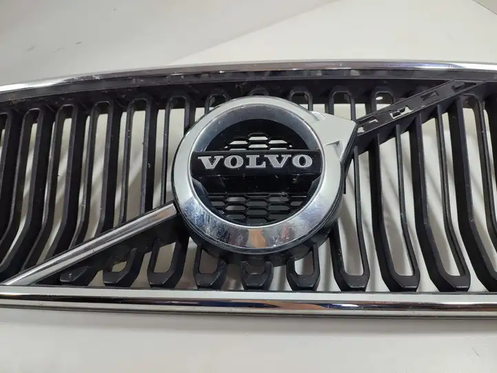 Volvo XC40 (2017 - ) 31457342 Верхняя решетка радиатора — фото 4