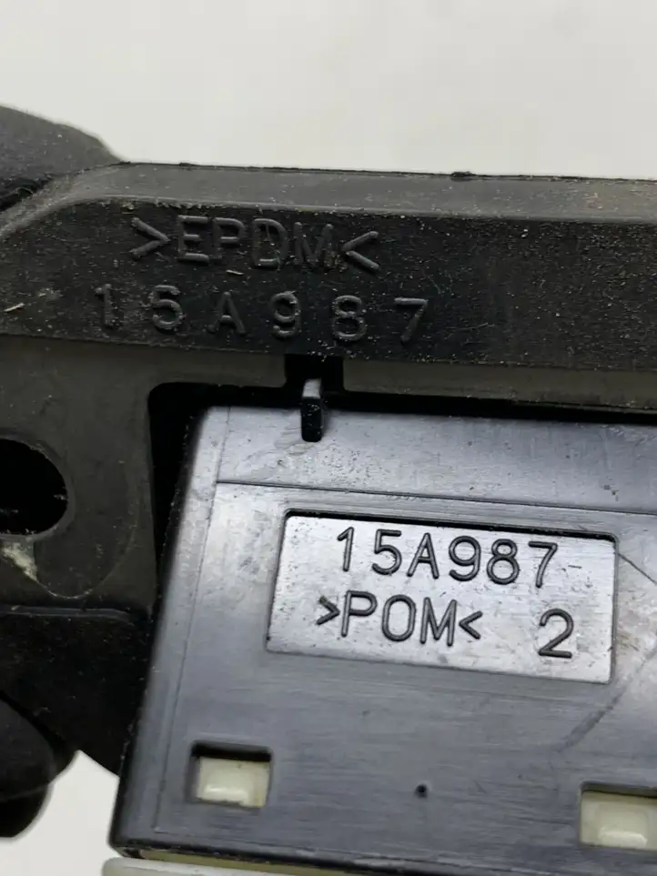 Lexus IS 220D-250-350 (2005 - 2010) 15A322 Кнопка закрытия крышки багажника — фото 2