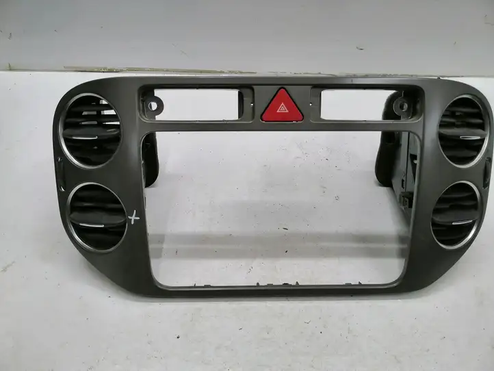 Volkswagen Tiguan (2007 - 2011) 5M0858071K Центральный воздушный дефлектор — фото 1