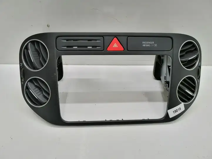 Volkswagen Golf Plus (2008 - 2014) 5M0858071K Центральный воздушный дефлектор — фото 1