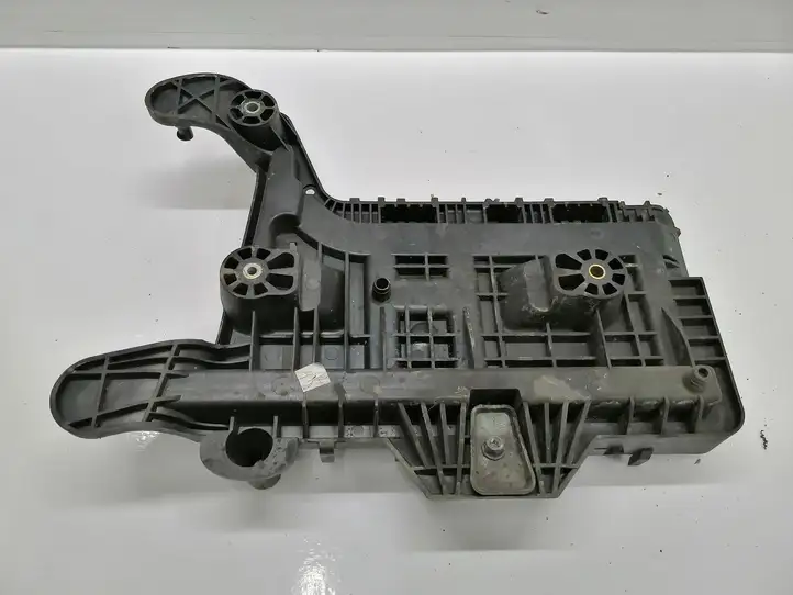 Volkswagen Golf Plus (2008 - 2014) 1K0915333H Площадка аккумулятора — фото 2