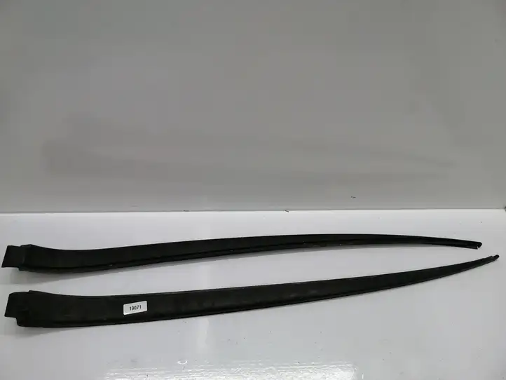 Volkswagen Golf Plus (2008 - 2014) 5M0854327D Накладка стоек лобового стекла — фото 1