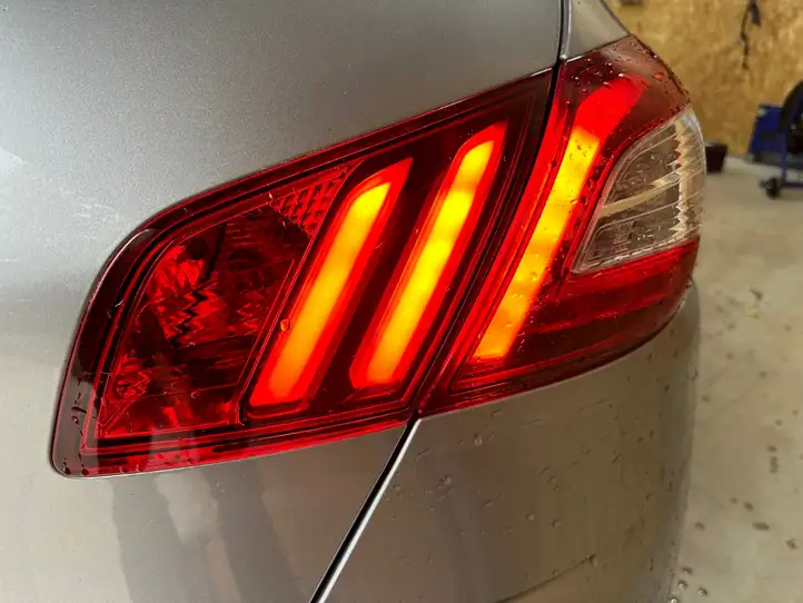 Peugeot 308 (2013 - 2021) 9677818280 Задний фонарь в крышке багажника — фото 1