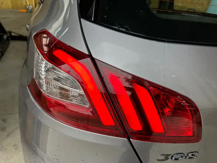 Peugeot 308 (2013 - 2021) 9677818380 Задний фонарь в крышке багажника — фото 1