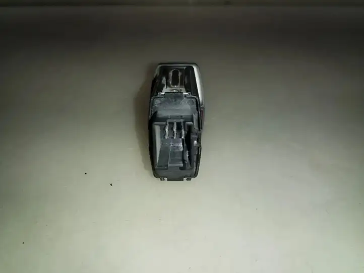 BMW 7 F01 (2008 - 2016) 9161896 Включатель аварийных фонарей — фото 3