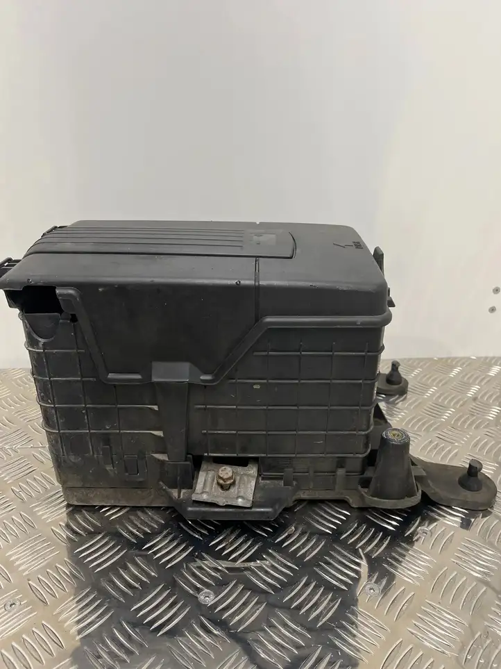 Audi A3/S3 8P (2008 - 2013) 1K0915333H Площадка аккумулятора — фото 3