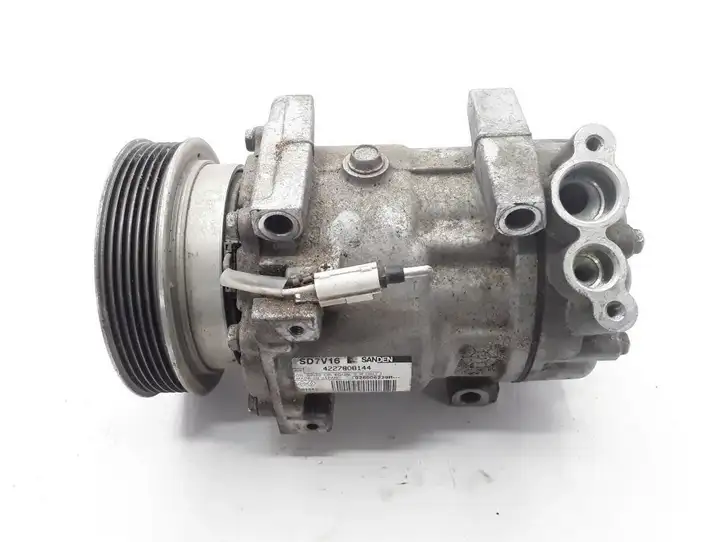 Dacia Duster (2010 - 2017) 926006229R Компрессор (насос) кондиционера воздуха — фото 1