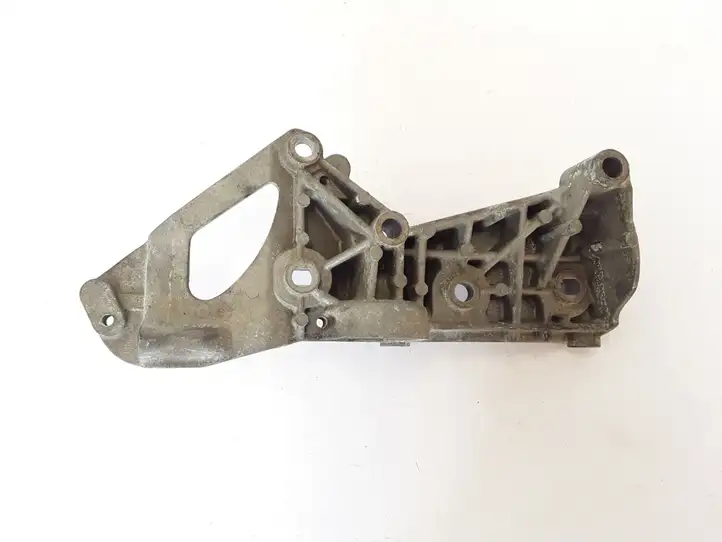 Renault Scenic II - Grand scenic II (2003 - 2006) 8200279705 Кронштейн генератора — фото 4