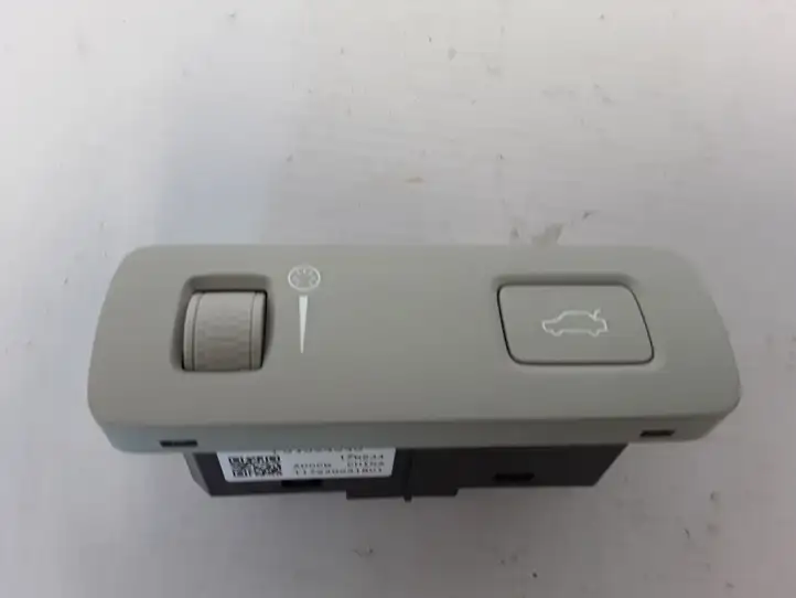 Volvo XC60 (2017 - ) 31394548 Кнопка закрытия крышки багажника — фото 1