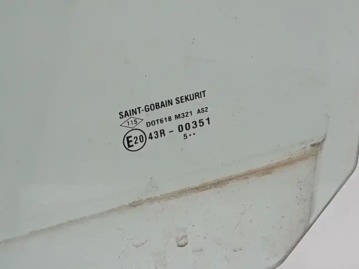 Dacia Duster (2010 - 2017) 823015327R Стекло задней двери — фото 3