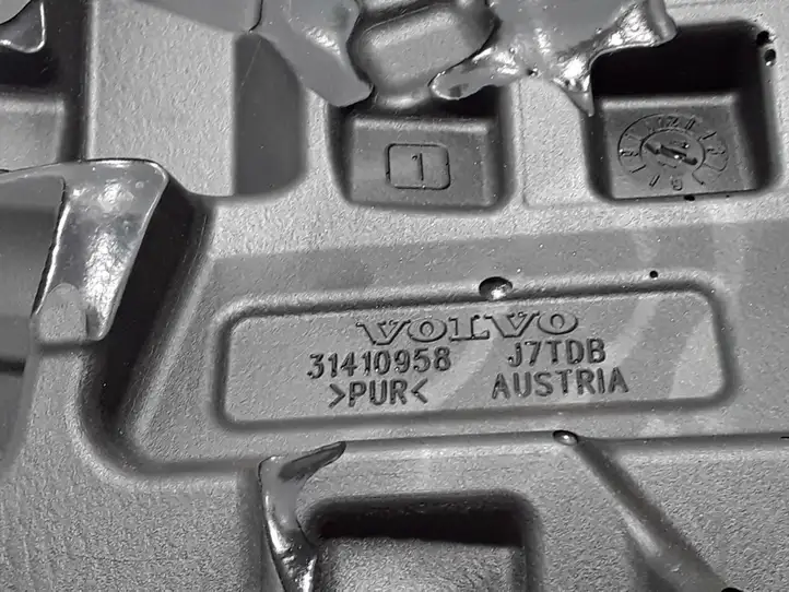 Volvo XC40 (2017 - ) 31410958 Крышка двигателя декоративная — фото 3