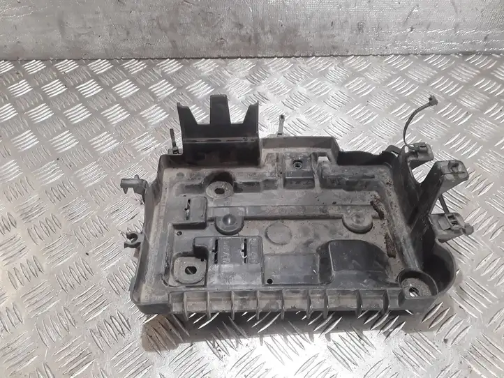 Opel Corsa D (2006 - 2010) 13235642 Площадка аккумулятора — фото 1