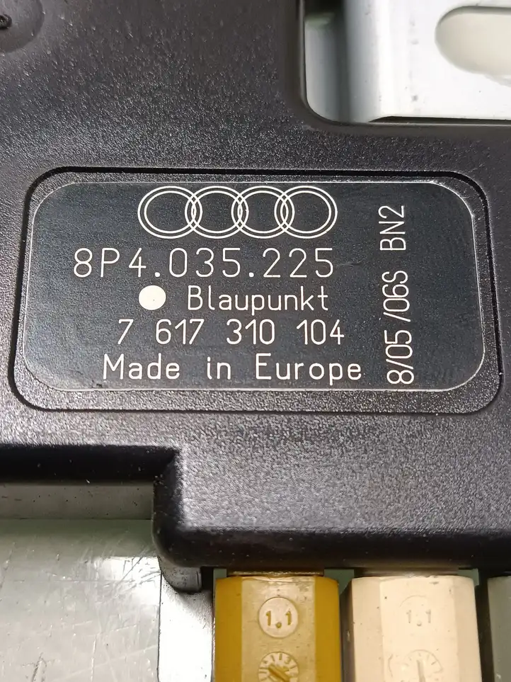 Audi A3/S3 8P (2004 - 2008) 8P4035225 Усилитель антенны — фото 3