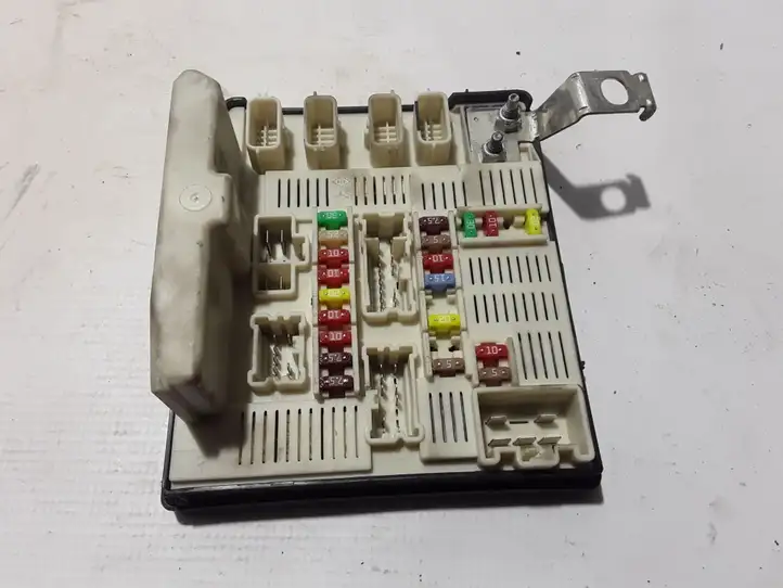 Renault Kangoo II (2008 - 2014) 8201044235 Блок предохранителей — фото 1