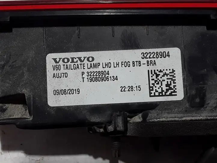 Volvo V60 (2018 - ) 32228904 Задний фонарь в крышке багажника — фото 3