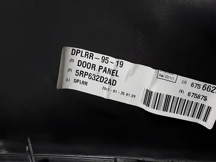 Chrysler Pacifica (2016 - ) 5RP632D2AD Обшивка раздвижной двери — фото 3